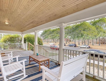 Spacious 4BR Duplex - 5 Blks 2 Beach - Badges Incl 3