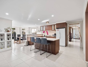 Spacious 4BR House with Cinema, Spa & fireplaces 3