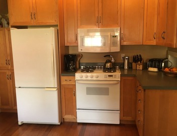 Spacious and charming home in a park-like setting 4
