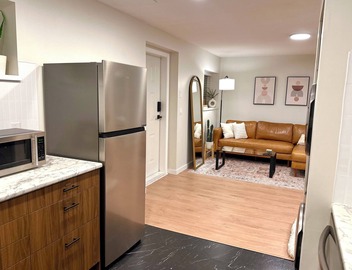 Spacious & bright 2 bedroom suite with full kitchen and in-suite laundry! 3