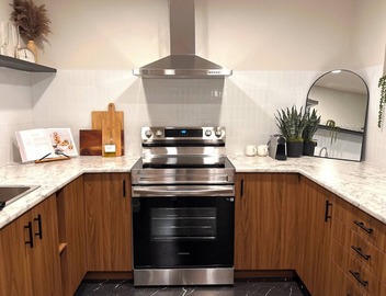 Spacious & bright 2 bedroom suite with full kitchen and in-suite laundry! 5