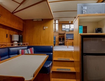 Spacious & Comfy 2BR/2Bath Yacht -Toasty Heat- On Freedom Trail-Walk to Downtown 3