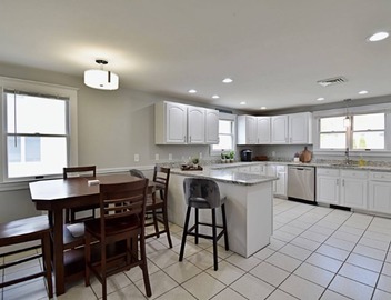 Spacious, Comfy Colonial, minutes to Boston and highways 2