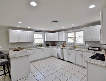 Spacious, Comfy Colonial, minutes to Boston and highways 5