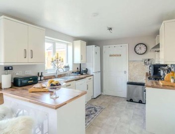 Spacious Cotswolds Base, Private Garden & Parking 3
