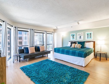 Spacious Downtown Executive Retreat | Free Parking 2