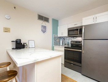 Spacious Downtown Executive Retreat | Free Parking 5