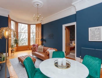 Spacious drawing room apt, 10 mins to Princess st. 2