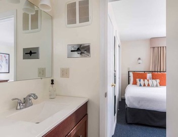 Spacious Good-Value Accommodation | w/Full Kitchen & Minutes to Peabody Museum 4