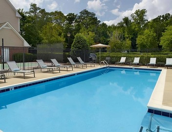 Spacious Good-Value Accommodation! Full Kitchen, Free Breakfast, Swimming Pool! 4