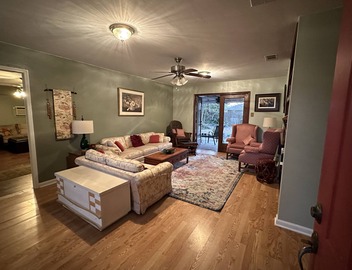 Spacious home. Close to LSU, shopping, hospitals, downtown. Pets welcome. 5