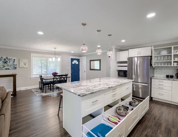 Spacious home with King bed - mins to Stadiums 4