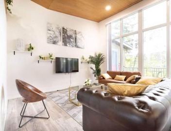 Spacious Open Concept Home Near Rogers Stadium 3