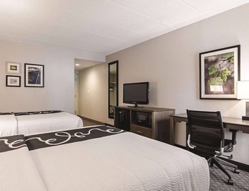 Spacious Queen Suite, La Quinta, Shuttle Service, Minutes to The Arts District 3