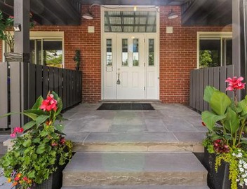 Spacious Second Floor Garden View Apartment 4