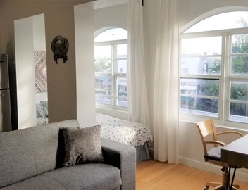 SPACIOUS SOBE CORNER ONE BEDROOM-EXCELLENT LOCATION 5