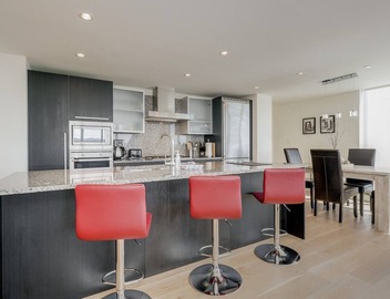Spacious Splendour-Panoramic Views from 12th Floor Luxury Condo, AC, Pool and Parking 3