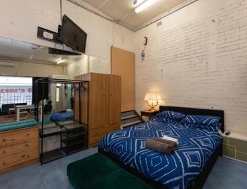Spacious Studio in Quiet Northcote Neighbourhood 3