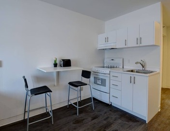 Spacious studio Laval, all included, wifi, parking 3