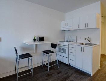 Spacious studio Laval, all included, wifi, parking 3