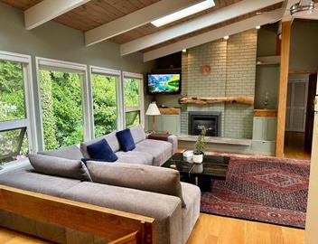Spacious & Stylish West Coast Contemporary House 3