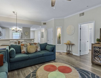 Spacious Third Floor Condo With Pool Views! 4