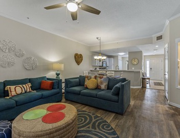 Spacious Third Floor Condo With Pool Views! 3