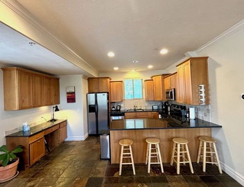 Spacious Townhome Near Downtown 2
