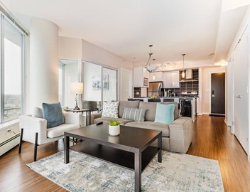 Spacious Two Bedroom/Two Bathroom Condo in Central Downtown Vancouver 2