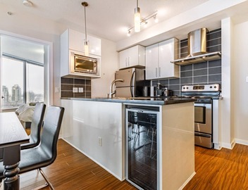 Spacious Two Bedroom/Two Bathroom Condo in Central Downtown Vancouver 3