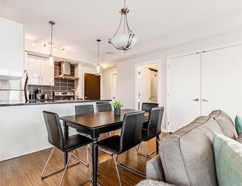Spacious Two Bedroom/Two Bathroom Condo in Central Downtown Vancouver 4