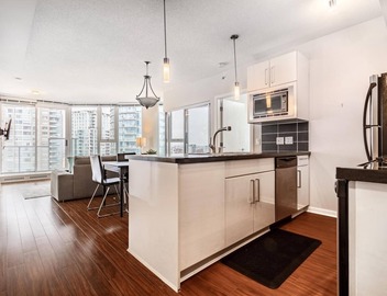 Spacious Two Bedroom/Two Bathroom Condo in Central Downtown Vancouver 5
