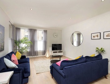 Spacious two-bedroom mews cottage located in the beautiful Dean Village area of Edinburgh. Sleeps 4. 4