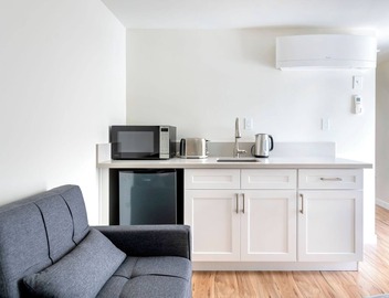 Spacious Contemporary Private 2-Suite Retreat in La Crescenta-Sleeps 2–4 2