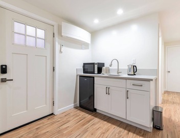 Spacious Contemporary Private 2-Suite Retreat in La Crescenta-Sleeps 2–4 3