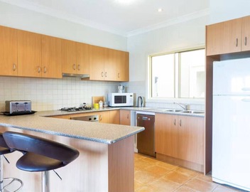 Spacious Williamstown Apartment with Free Parking 4