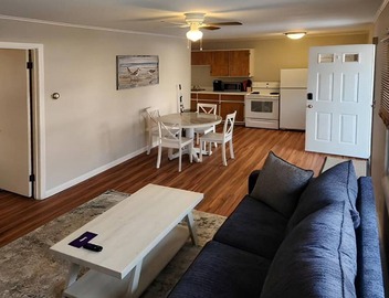 Splendid, two-bedroom, one-bathroom condo, two short blocks from the beach! 2