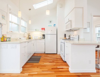SR1 Beachfront House near SF w/Parking 4