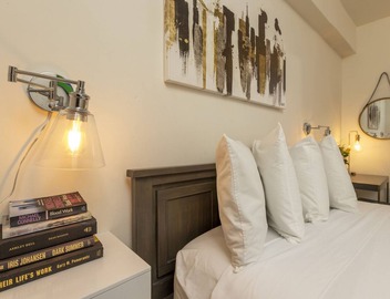Standard Queen Room with Ensuite Bathroom 2