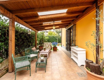 StayEasy Meucci - 2-Level apt with garden and box 2