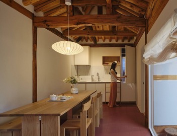 Staymoire Premium Hanok · 5min walk Anguk Station · 5min ICN Airport Bus 2