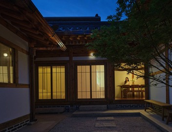 Staymoire Premium Hanok · 5min walk Anguk Station · 5min ICN Airport Bus 5
