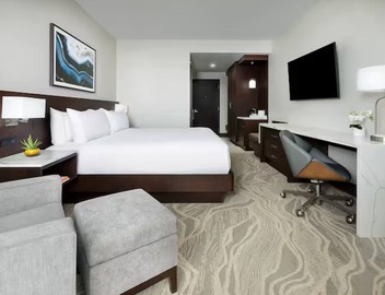 Std 1 King, DoubleTree Tucson, Spacious Room & Restaurant, Close to University 2