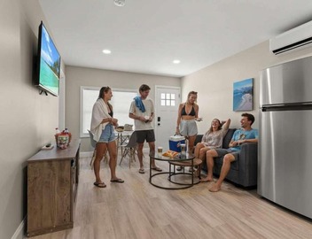 Steps to Beach Fully Renovated Sleeps 6 3
