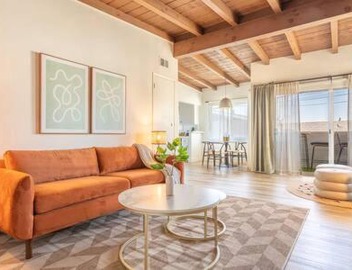 Steps to Beach Manhattan Beach 2 Bedroom Parking 2