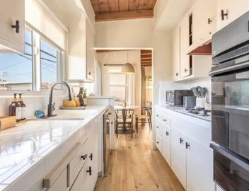 Steps to Beach Manhattan Beach 2 Bedroom Parking 4