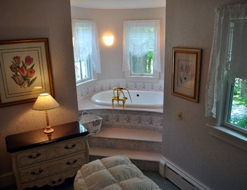 Stone Throw Cottage 4