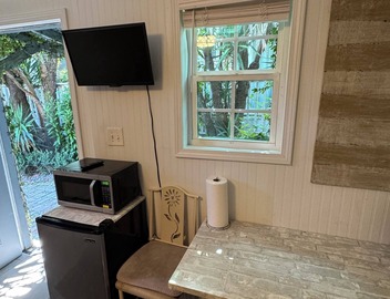 Studio Apartment Upper Garden District 2 blocks from Magazine Street. 2
