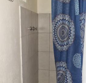 Studio apartment, water backup, 12 min from OR Tambo 5