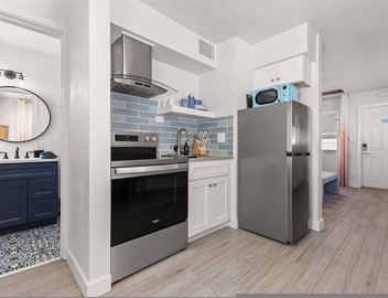 Studio w/King Bed Heated Pool, Steps to Beach! 4